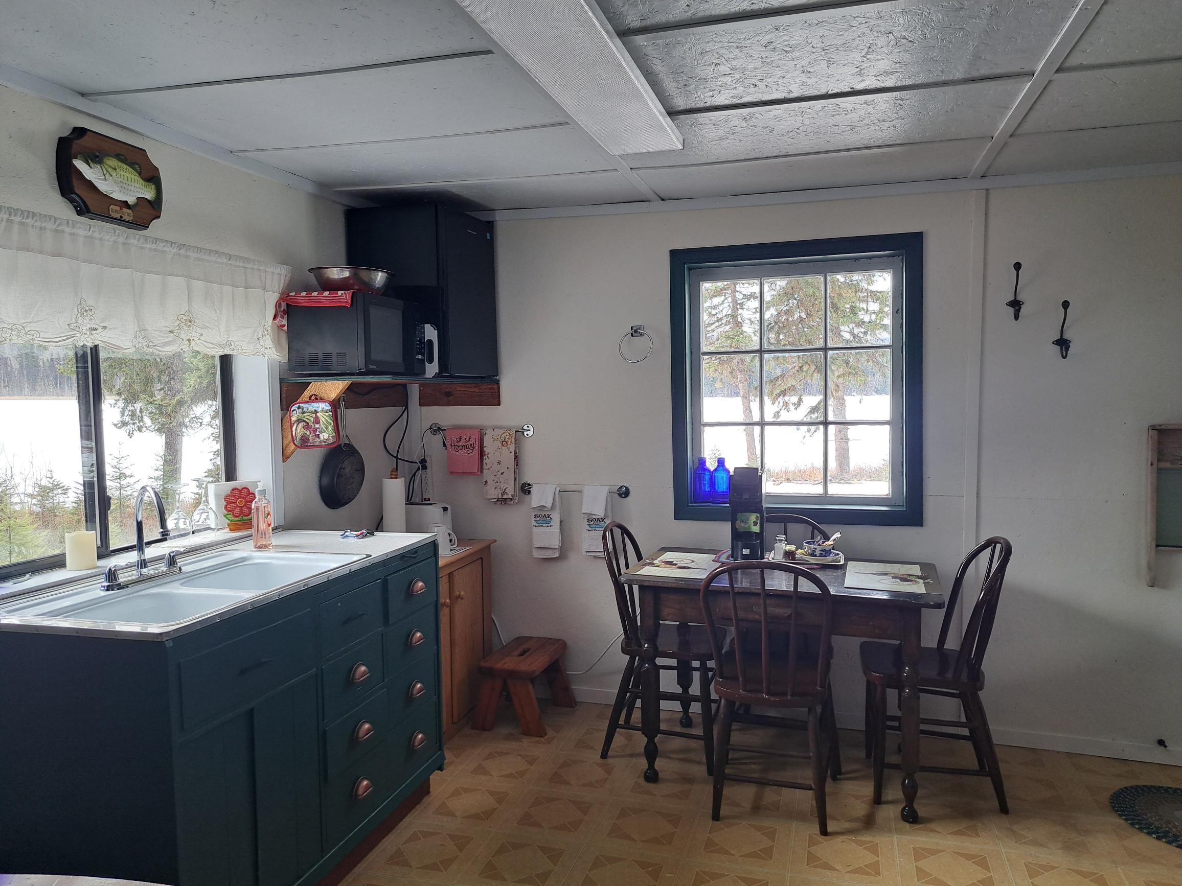 AirBnB - Rustic Rose Cottage | South Cariboo 100 Mile House